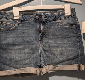 Amazon Essentials Women’s Cuffed Medium Wash Blue Jean Shorts- Size 8 W/ Pockets