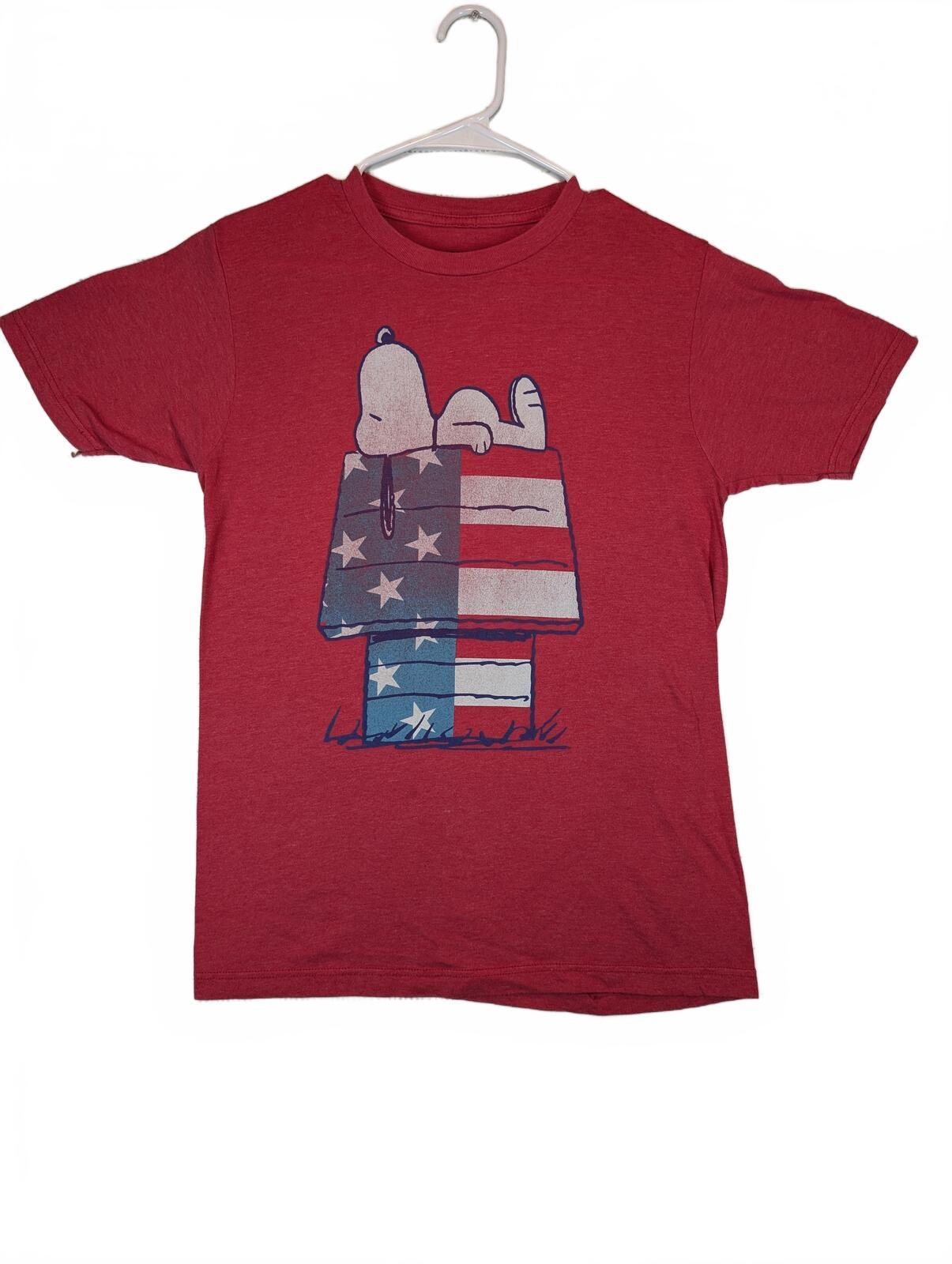 Peanuts Snoopy American Flag Patriotic Graphic Red Crewneck T-Shirt Mens Size S