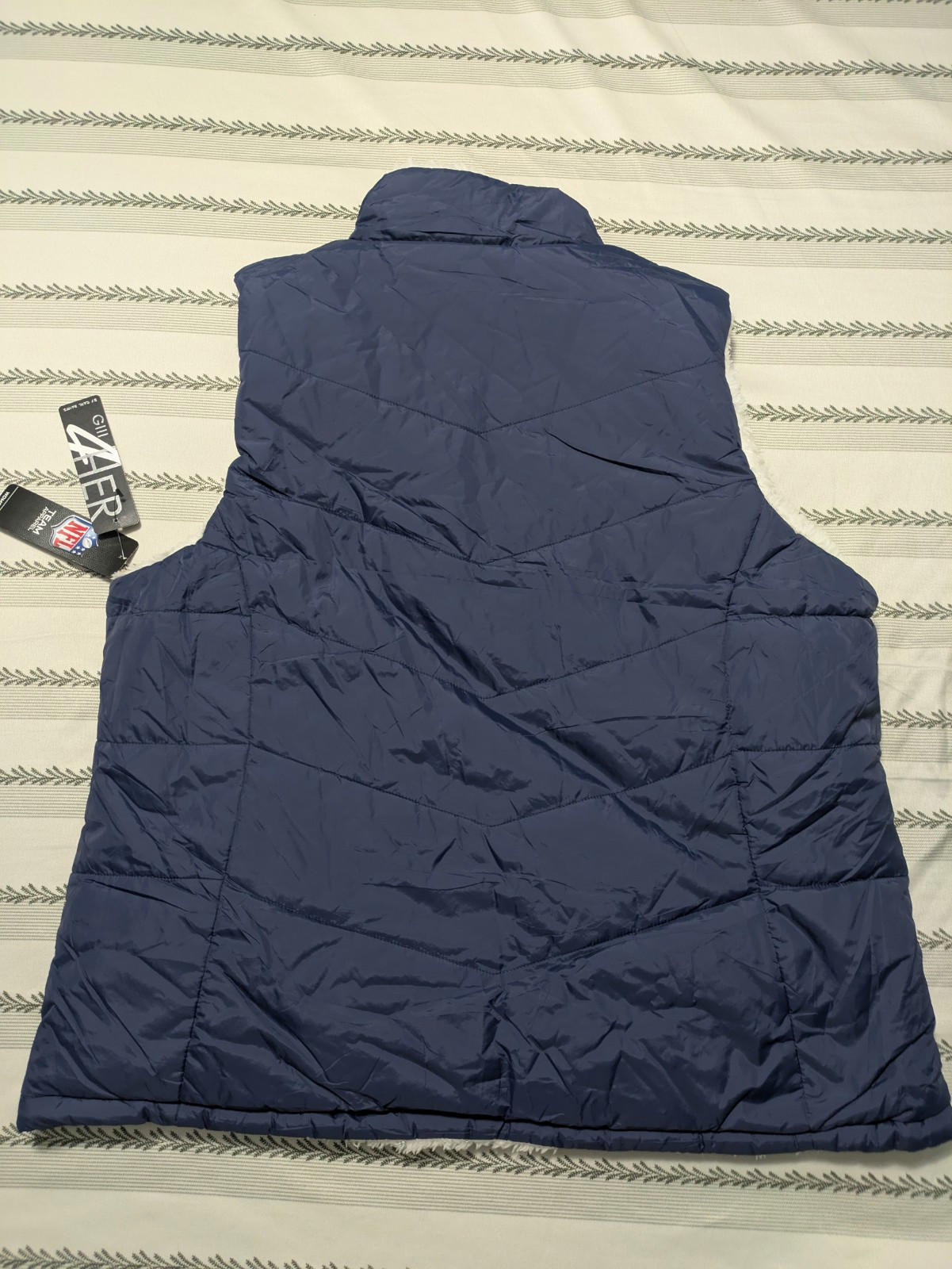 NFL Team Women's Reversible Full Zip Sherpa Vest White Tennessee Titans XL - Image 4
