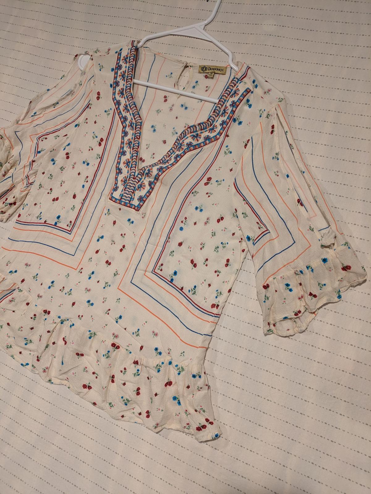Democracy Chic Floral Embroidered Blouse with Ruffle Hem Womens Medium Rayon - Image 2