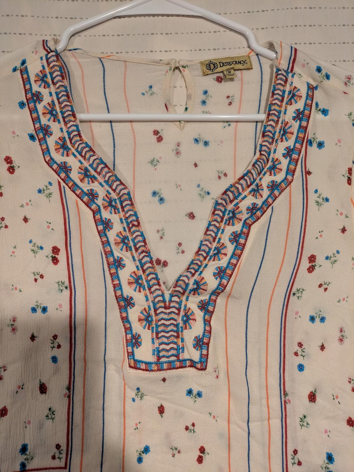 Democracy Chic Floral Embroidered Blouse with Ruffle Hem Womens Medium Rayon - Image 5